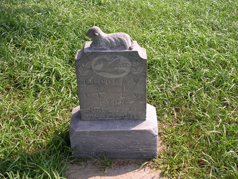 Eldora V. Lyon Grave Photo