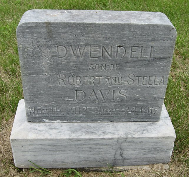 Dwendell Davis Grave Photo